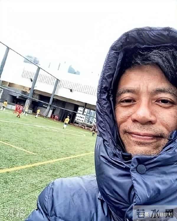 57岁李克勤家丑曝光！妻弟欠千万外债，一个败家子拖累全家