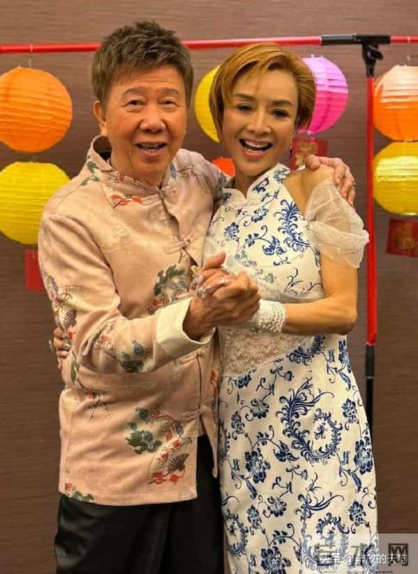 58岁叶子楣请朋友吃饭，整个人瘦得好夸张，看着病恹恹的