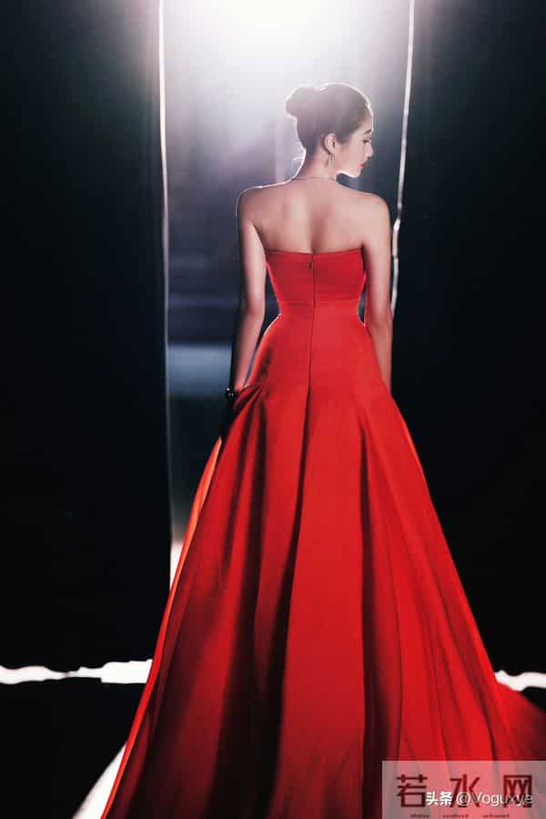 关晓彤到底什么时候可以放弃肩颈线条