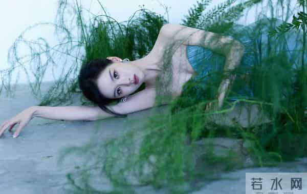 陈都灵身着蓝色套装,简直是行走的“纯欲天花板”!