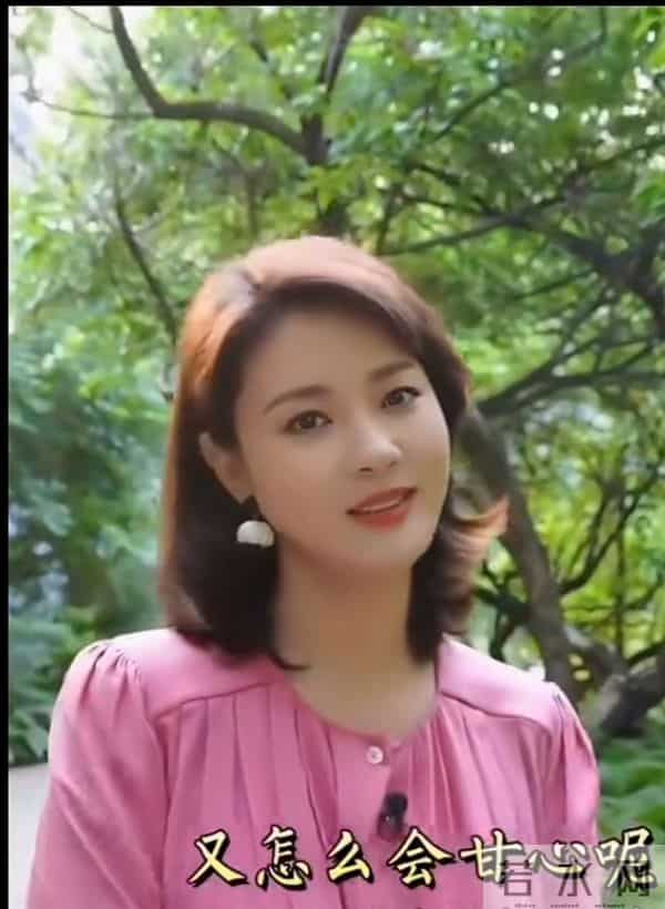 刘芳菲户外谈人生感悟,粉衫短发温婉知性,美得高级又动人