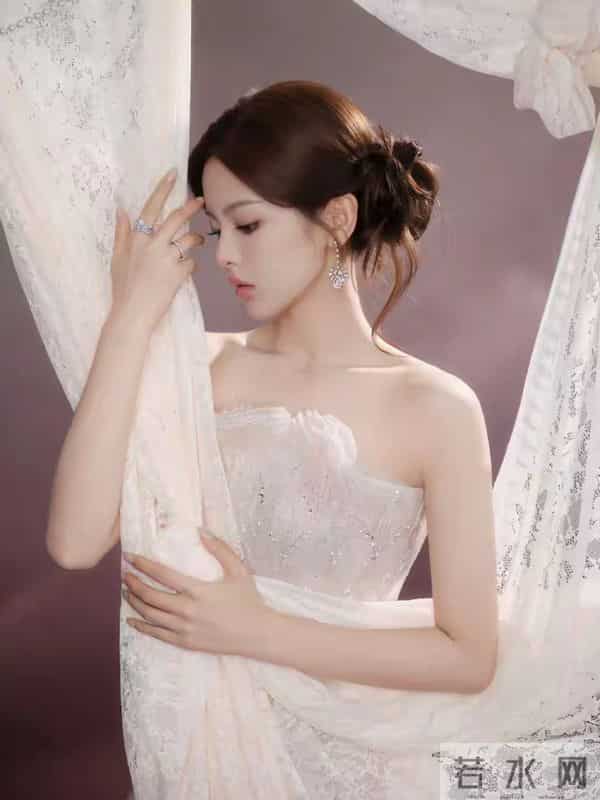 杨超越：如何将清纯与性感完美融合，打造个性魅力的时尚典范