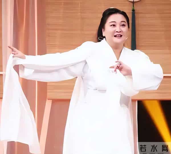 瘦到脱相？43岁的贾玲罕见露面，脸跨不平、又瘦又"颓"，令人唏嘘