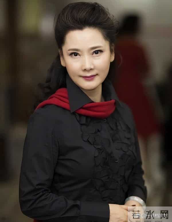 何赛飞曝潜规则、女歌手身亡、男星闹离婚，多个瓜曝光，个个离谱