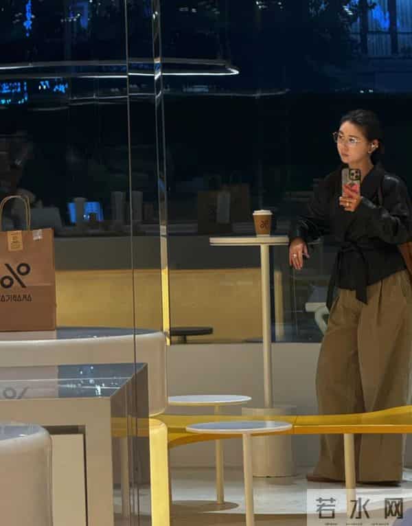 李小萌逛街喝咖啡，40岁皮肤很水灵，本人发的照片与生图有差距