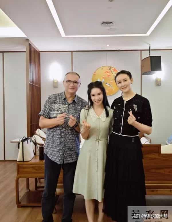 46岁胡静在马来西亚和朋友聚会，皮肤白皙，笑起来如少女般娇俏！