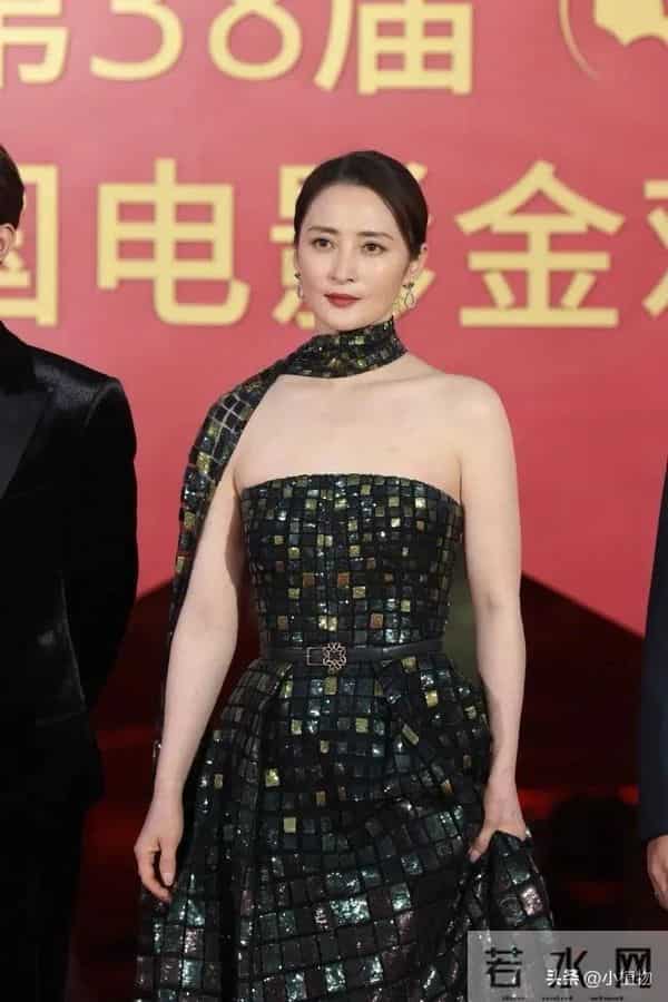 金鸡这晚 佟丽娅美貌惊人 宁静穿搭太灾难 露背装的陈都灵超惊艳