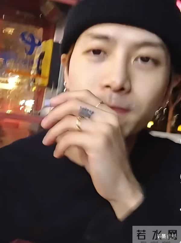 32岁王嘉尔在上海吃路边摊，打扮时尚皮肤白皙，与粉丝合影很热情