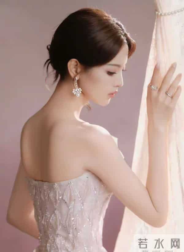 杨超越：如何将清纯与性感完美融合，打造个性魅力的时尚典范