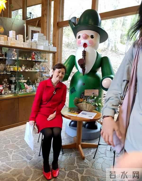 她童星出道，凭借一部电影火遍全国，如今53岁和俩女儿定居日本