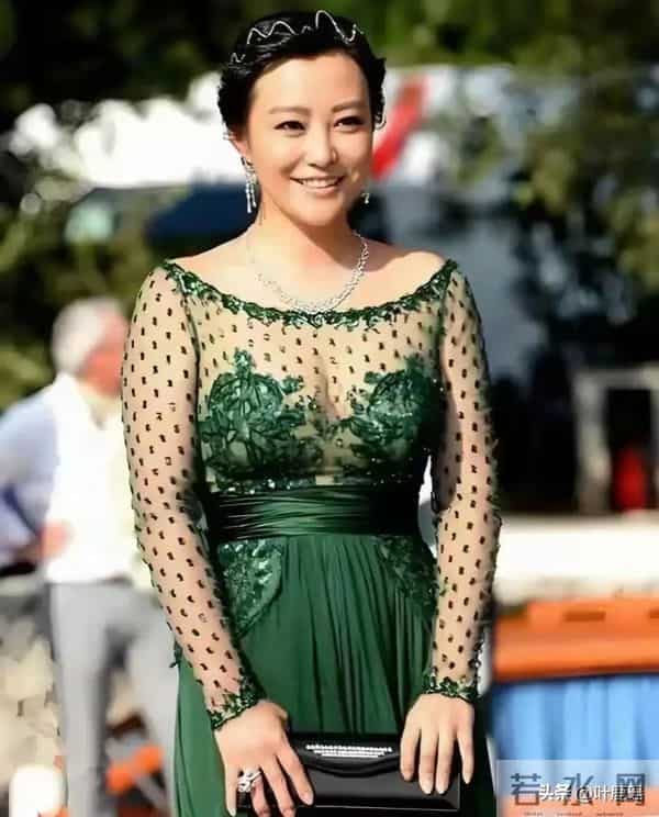 郝蕾身材也太丰满了吧 衣扣都撑开了 如果扣子突然掉了那就十分尴尬