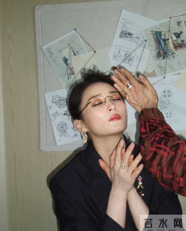 蒋勤勤晒厦门金鸡奖美照,黑条纹西装配马尾,知性精致好惊艳