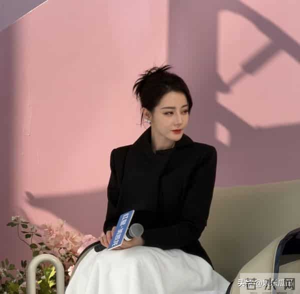 迪丽热巴今日现身南京参加活动 黑色高定配盘发 高贵冷艳 完全女王