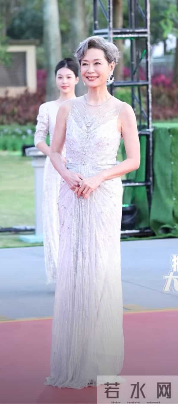 老天开眼了!关晓彤终于穿对 像神女下凡,辛芷蕾穿成紫茄子 好搞笑