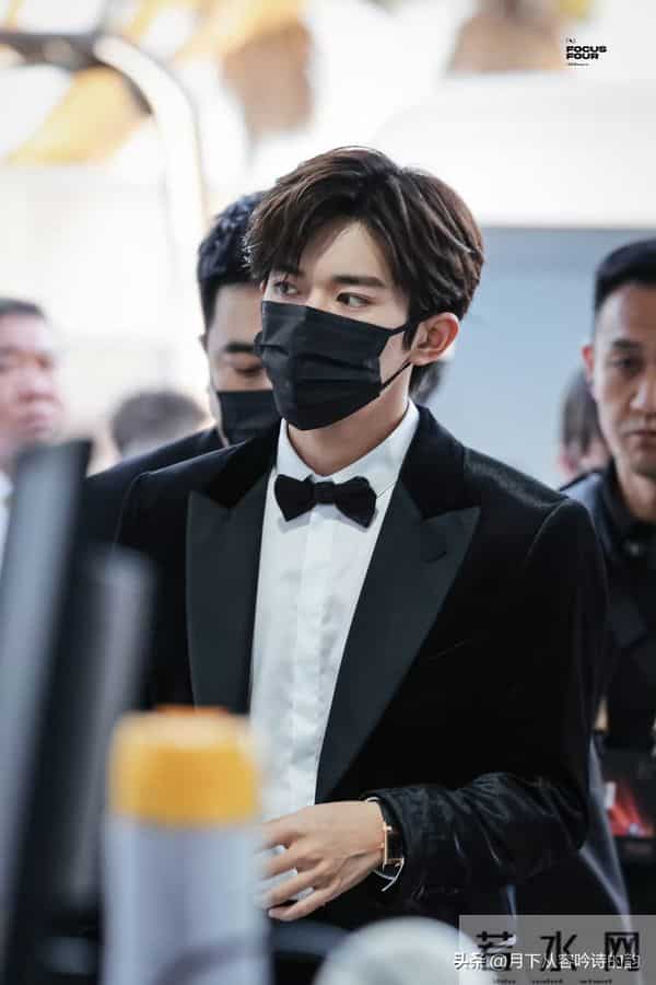 金鸡奖候场生图流出!易烊千玺的低调藏着内娱清醒
