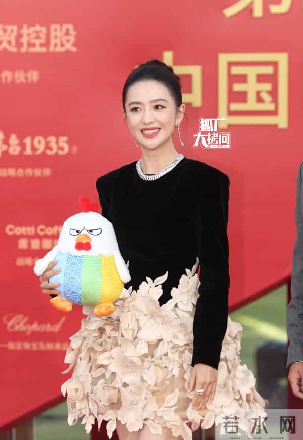 老天开眼了!关晓彤终于穿对 像神女下凡,辛芷蕾穿成紫茄子 好搞笑