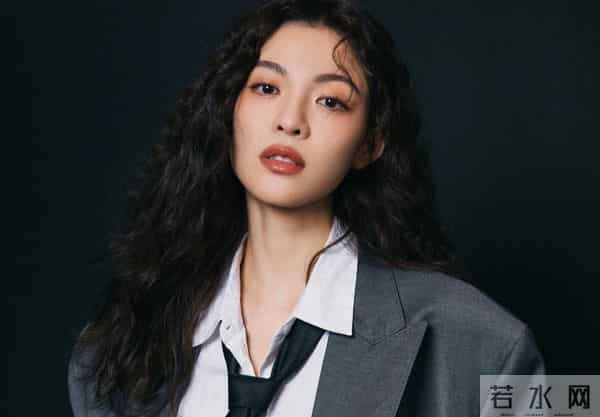 继抢C位后，钟楚曦再次让所有人刮目相看，32岁的她到底什么来头