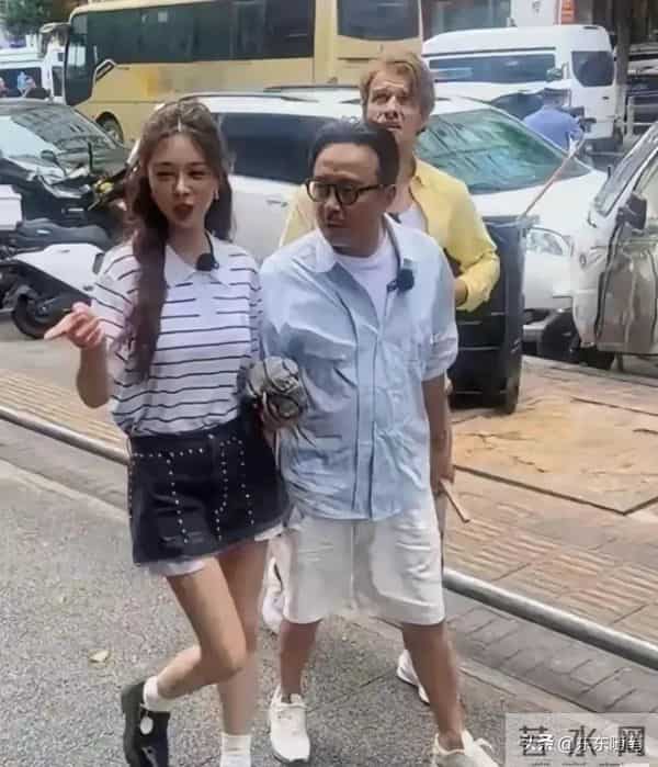 天呐,他老了好多,头发也白了不少,差点没认出来,但精气神很好