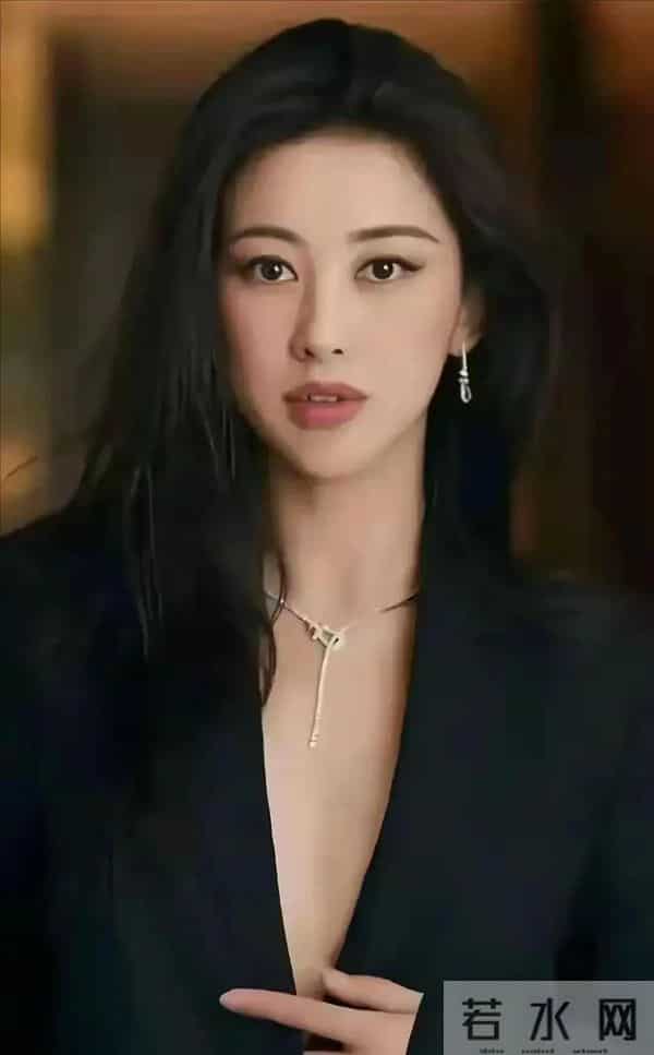 朱珠竟然真空出行边走边喝饮料 这厚度这粗度还有腰身 这样穿舒服吗