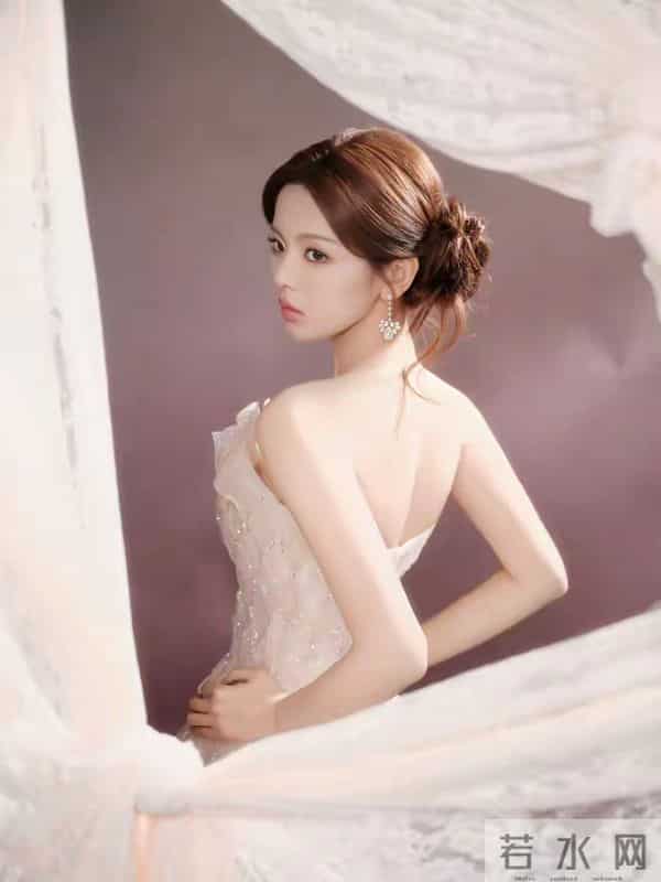 杨超越：如何将清纯与性感完美融合，打造个性魅力的时尚典范