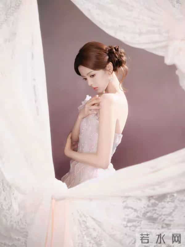 杨超越：如何将清纯与性感完美融合，打造个性魅力的时尚典范