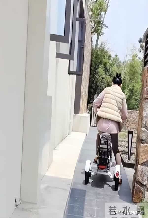 63岁何赛飞晒晚年生活！宅院中学电动车，羽绒马甲惹人注意