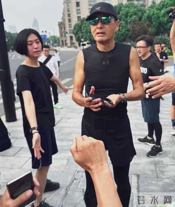 70岁周润发疯狂增肥20斤!剃须染发瞬间逆龄,重现许文强惊呆路人