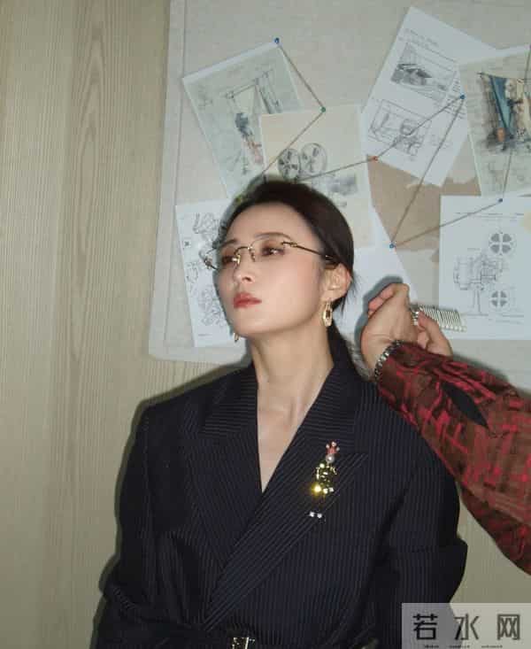 蒋勤勤晒厦门金鸡奖美照,黑条纹西装配马尾,知性精致好惊艳