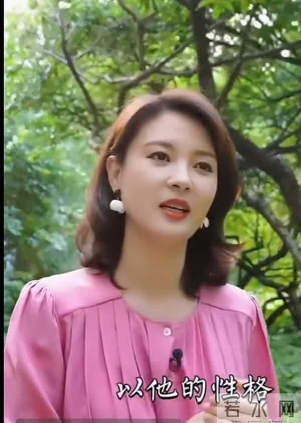 刘芳菲户外谈人生感悟,粉衫短发温婉知性,美得高级又动人
