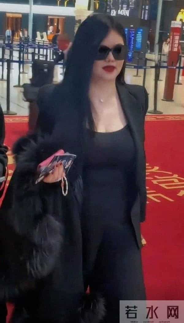 演都不演了！李湘回娘家晒相片不到2天，尴尬一幕就出现了