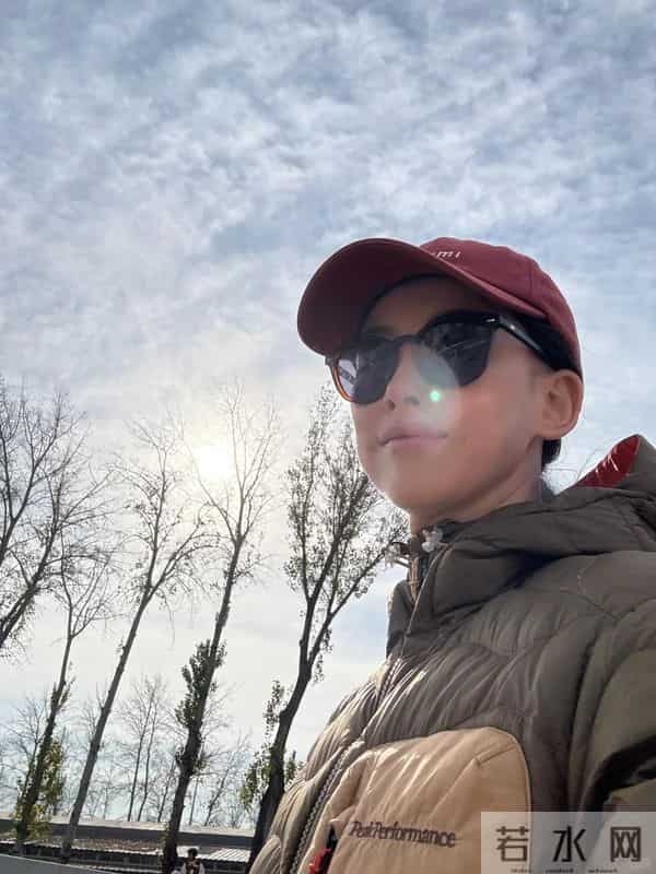 人老珠黄?41岁朱珠现身机场,白发明显皱纹也多,断崖衰老不敢认