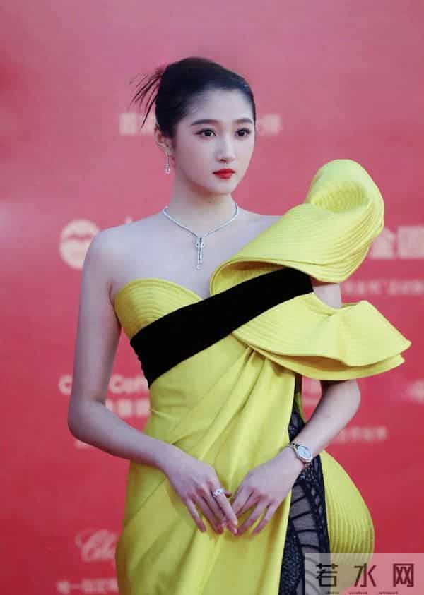 关晓彤金鸡颁奖直拍，穿红色礼服骨架太大，看着又老又小又胖又瘦