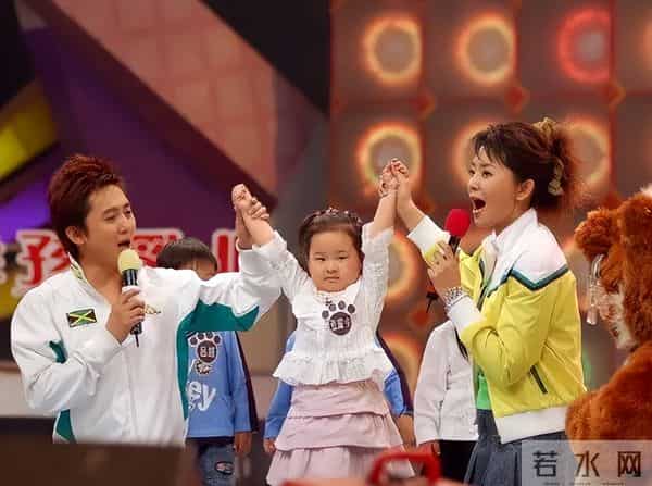 51岁主持人方琼:嫁给电视台领导,21岁儿子不仅长得像她还是学霸