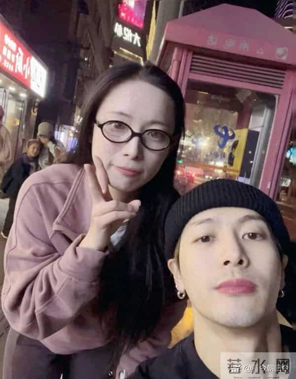 王嘉尔在上海街头吃路边摊被偶遇,好多女粉丝找他合照,太帅了。