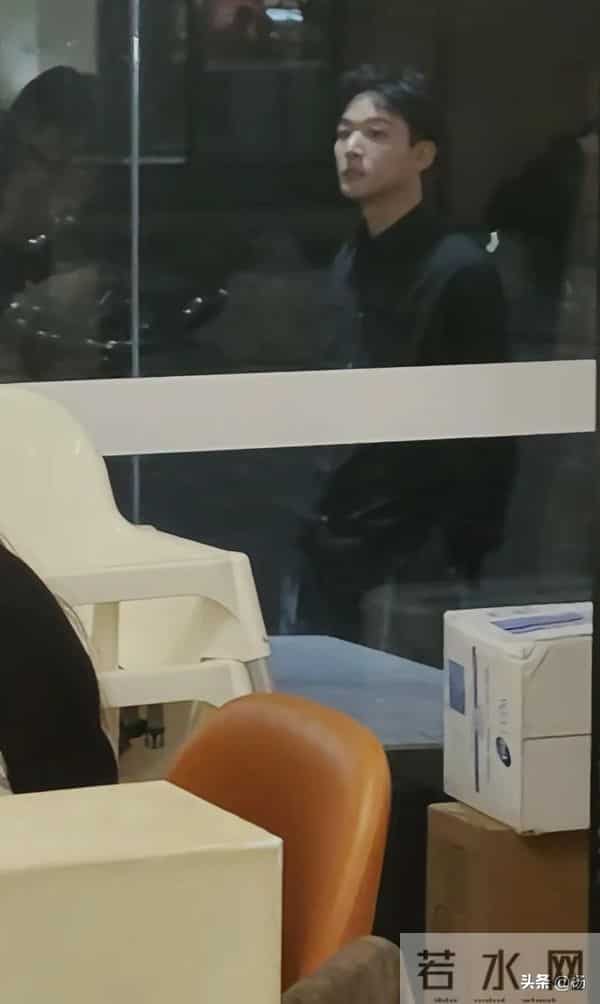 31岁张晚意现身悉尼,一头小卷发很可爱,状态看上去有点疲惫!