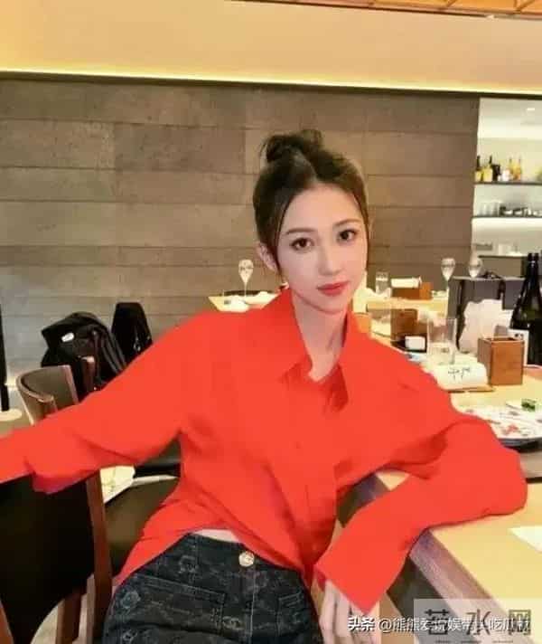 潘玮柏终于大秀老婆,戴大金链走机场,老婆穿紧身裙比女明星辣眼