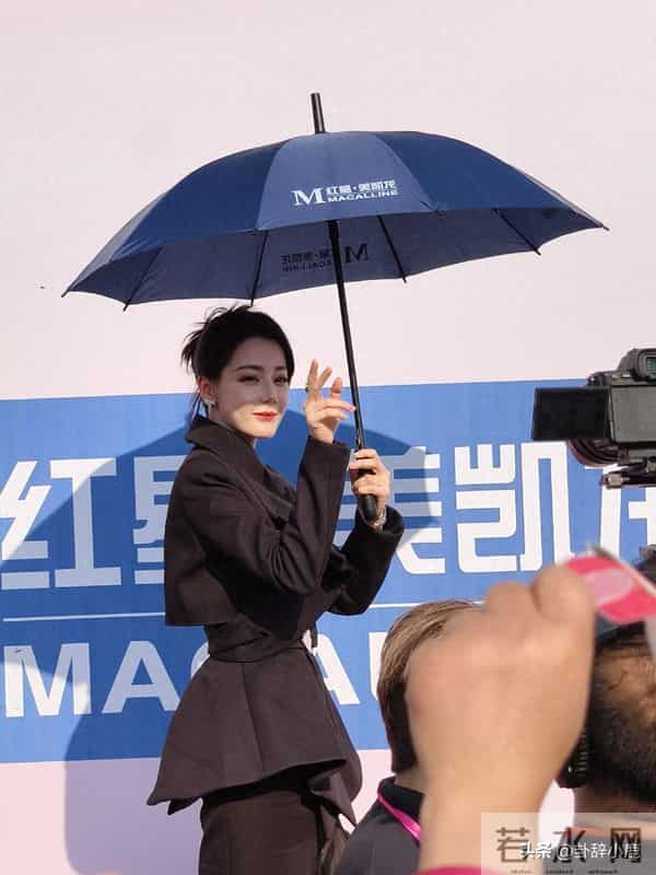 迪丽热巴空降南京活动,这状造绝了 好精致 美得惊为天人 不愧是顶流