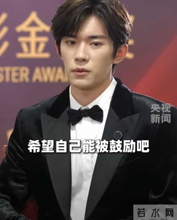 易烊千玺很紧张!获奖后接受央视采访一直在抠手指,说话还打磕巴