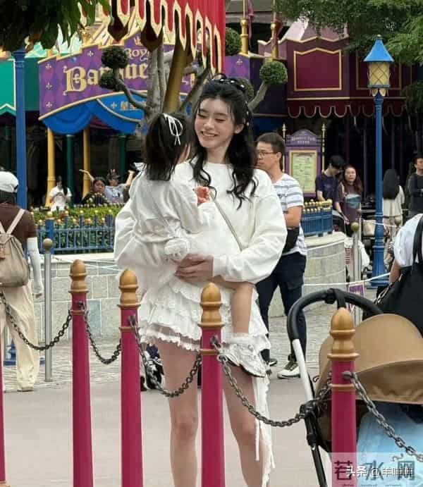 奚梦瑶晒4岁二胎女儿，Romee背香奈儿像洋娃娃，母女俩白到发光！