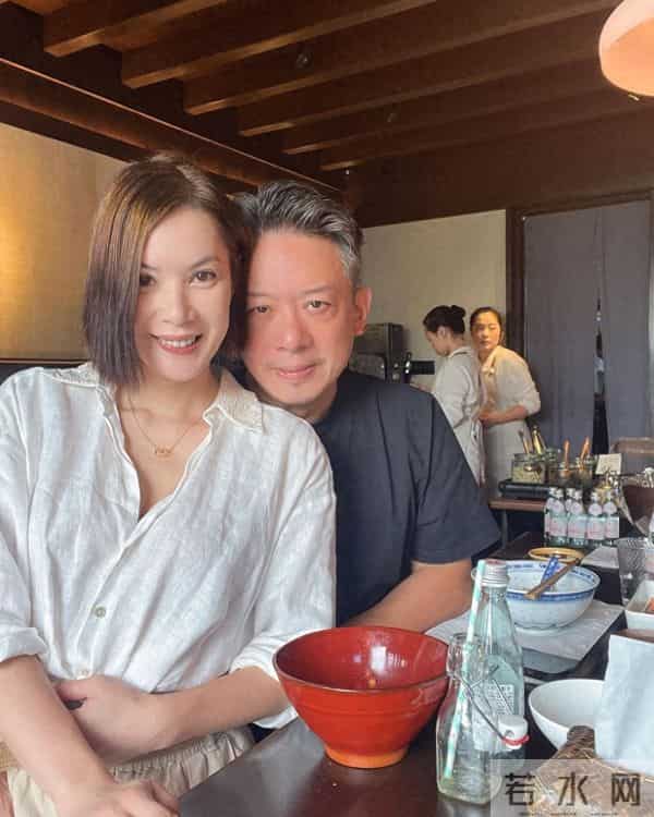 54岁的前TVB女星的近况曝光，现在和富豪男朋友感情非常稳定
