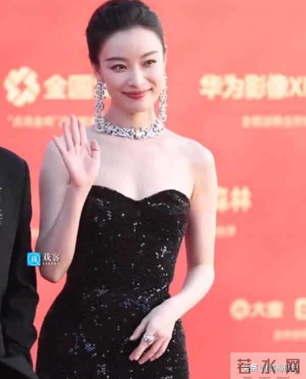 金鸡奖红毯:关晓彤衣服太丑,叶童装嫩,宋佳大露背,倪妮赢麻了