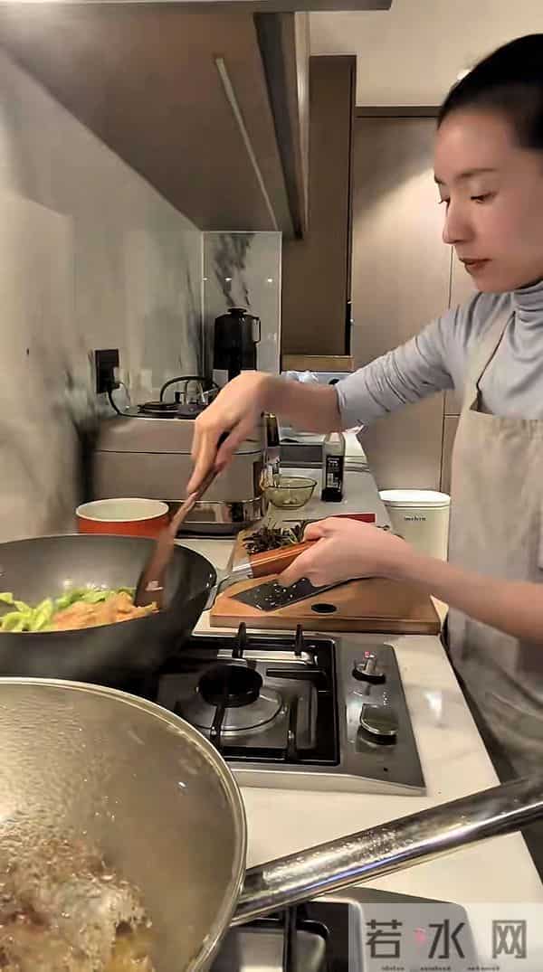 45岁董洁定居北京生活曝光,不用保姆不通暖气,一日三餐亲力亲为