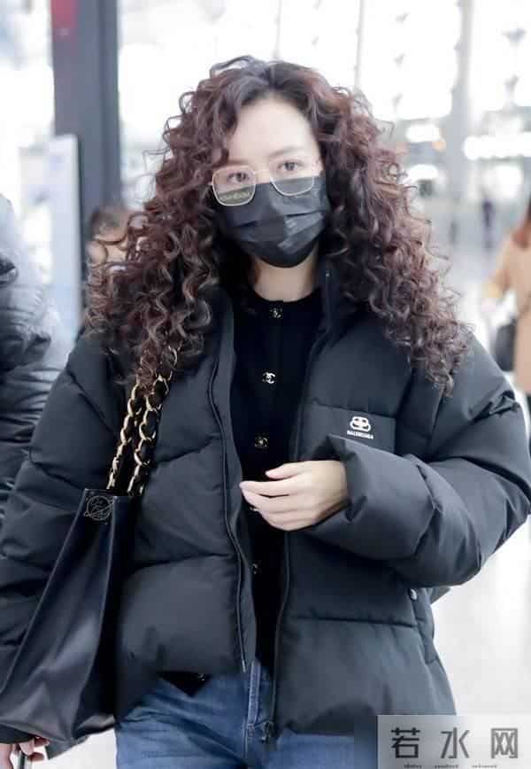 王鸥烫了羊毛卷带火了秋冬新穿搭:羽绒服+牛仔裤,高级又洋气