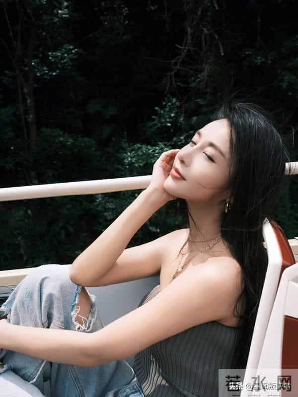 我的天,人间尤物贾青秋日吊带背心牛仔,是青春穿搭的模样