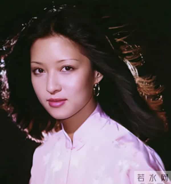 娱乐圈满族美女图鉴：每一位都貌美如花，谁最令你意想不到？