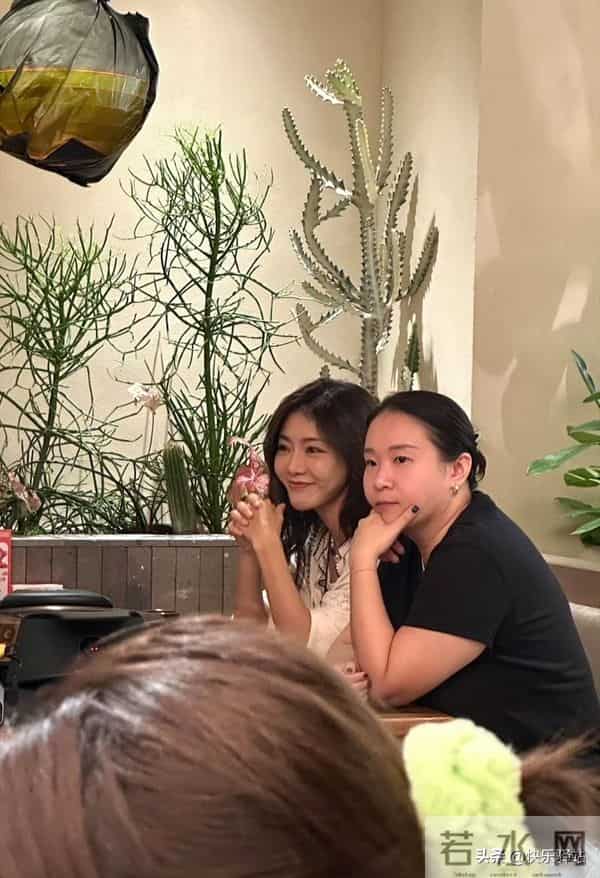 邓家佳在重庆吃烤鱼被偶遇，小姨妈气质绝了 脸小精致 美得恰到好处