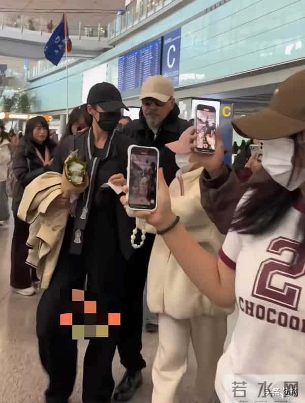 机场偶遇李建斌夫妇，胡子花白全程搂妻子肩，蒋勤勤身材窈窕依旧