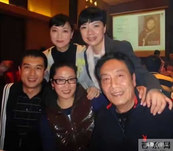 “老夫少妻”的残酷暴露无遗，王奎荣尽显老态，妻子依旧容颜娇美