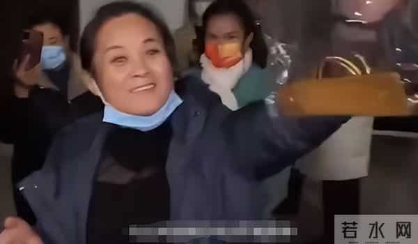 风水轮流转,接连传来喜讯的大衣哥,让前儿媳陈亚男悔得肠子都青了