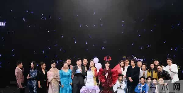 72岁赵雅芝太拼!穿高开叉裙跳“擦边”舞,累到大喘气还敲架子鼓